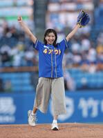 ファーストピッチを務める黒島結菜（撮影・金田祐二）