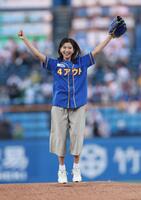 ファーストピッチを務める黒島結菜（撮影・金田祐二）