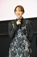 映画「平行と垂直」の舞台挨拶に出席したのん＝大阪府堺市