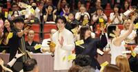 お札が舞う中登場した（左から）成宮寛貴、鈴鹿央士、森七菜、ＭＥＧＵＭＩ（撮影・吉澤敬太）