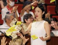 お札を撒きながら登場したＭＥＧＵＭＩ（撮影・吉澤敬太）
