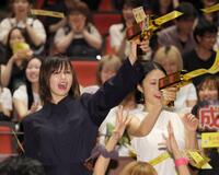 ＭＥＧＵＭＩ（右）と共にマネーガンを撃つ森七菜（撮影・吉澤敬太）