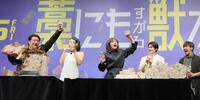 １億円重量当て対決で（右から）成宮寛貴、鈴鹿央士らに勝利し、喜ぶ（左から）小手伸也、ＭＥＧＵＭＩ、森七菜（撮影・吉澤敬太）