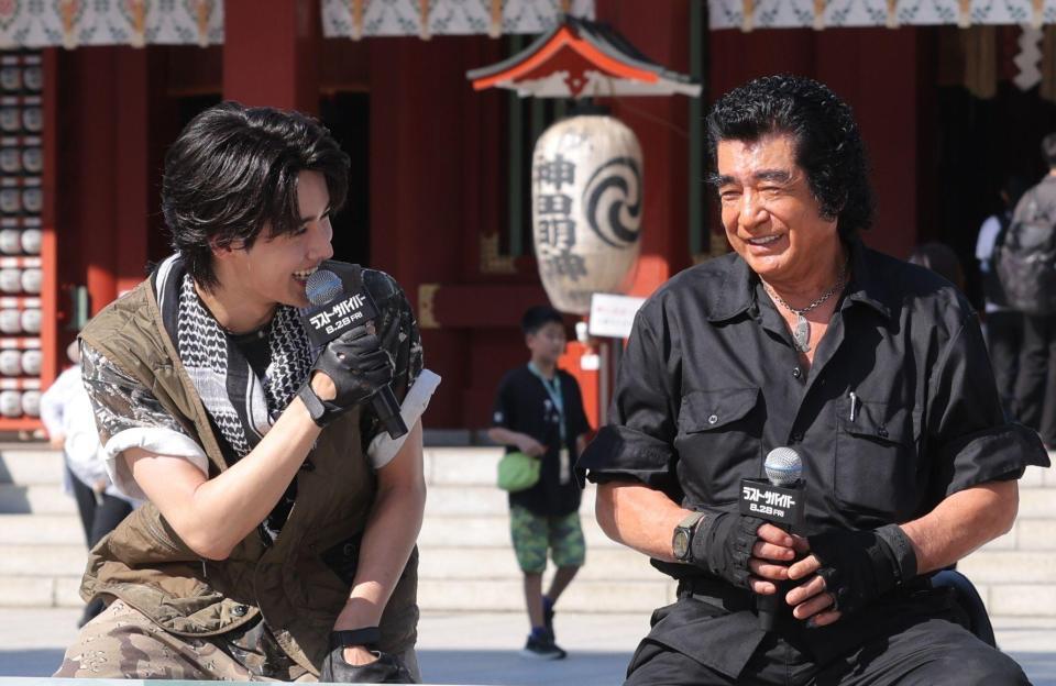 藤岡真威人（左）とトークする藤岡弘、（撮影・西岡正）