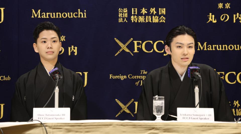 会見する尾上辰之助（左）と市川染五郎（撮影・佐々木彰尚）