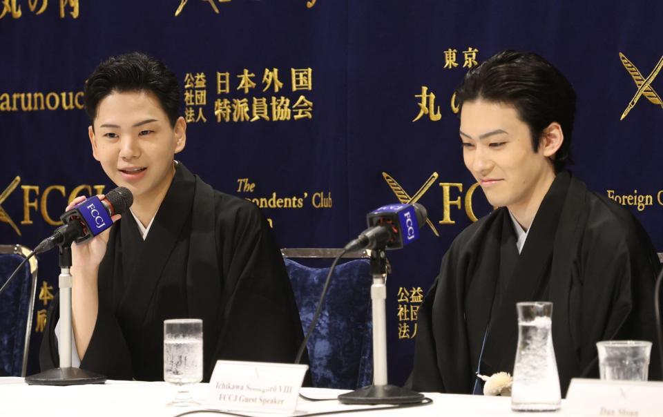 会見する尾上辰之助（左）と市川染五郎（撮影・佐々木彰尚）