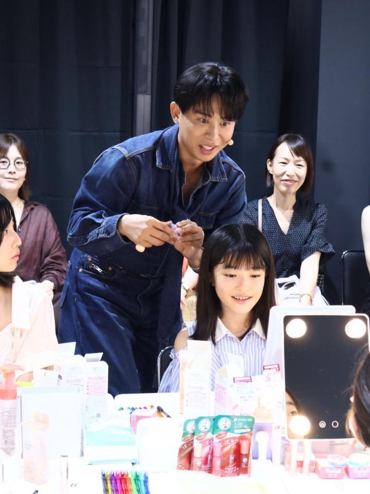 夏休み特別イベント「ヒロ先生の肌と美の学び舎」で参加者に直接レクチャーする小田切ヒロ氏