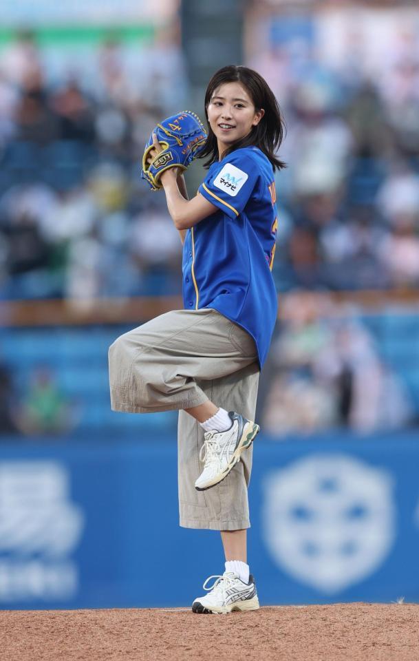 ファーストピッチを務める黒島結菜（撮影・金田祐二）