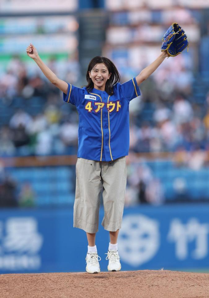 ファーストピッチを務める黒島結菜（撮影・金田祐二）