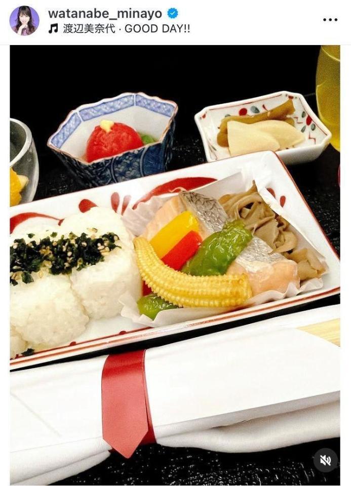 ＪＡＬビジネスクラスの機内食。渡辺美奈代のインスタグラム＠ｗａｔａｎａｂｅ＿ｍｉｎａｙｏより