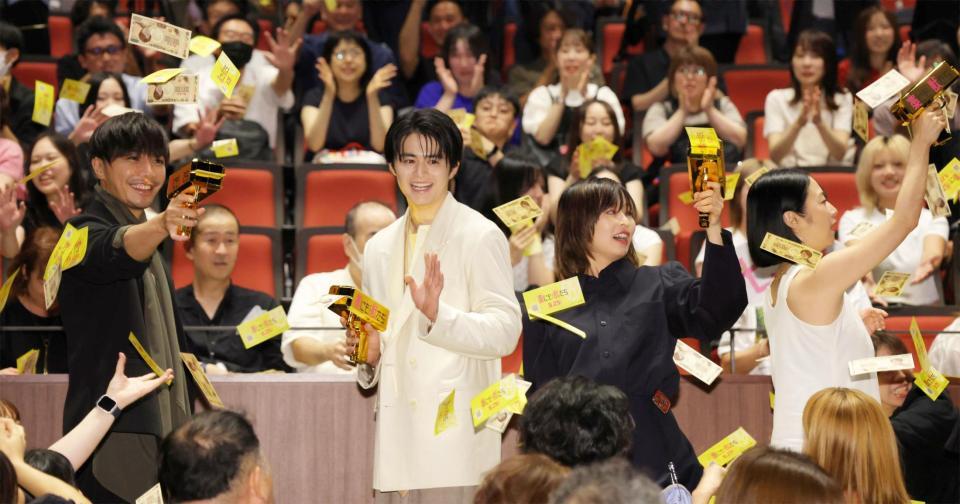 お札が舞う中登場した（左から）成宮寛貴、鈴鹿央士、森七菜、ＭＥＧＵＭＩ（撮影・吉澤敬太）