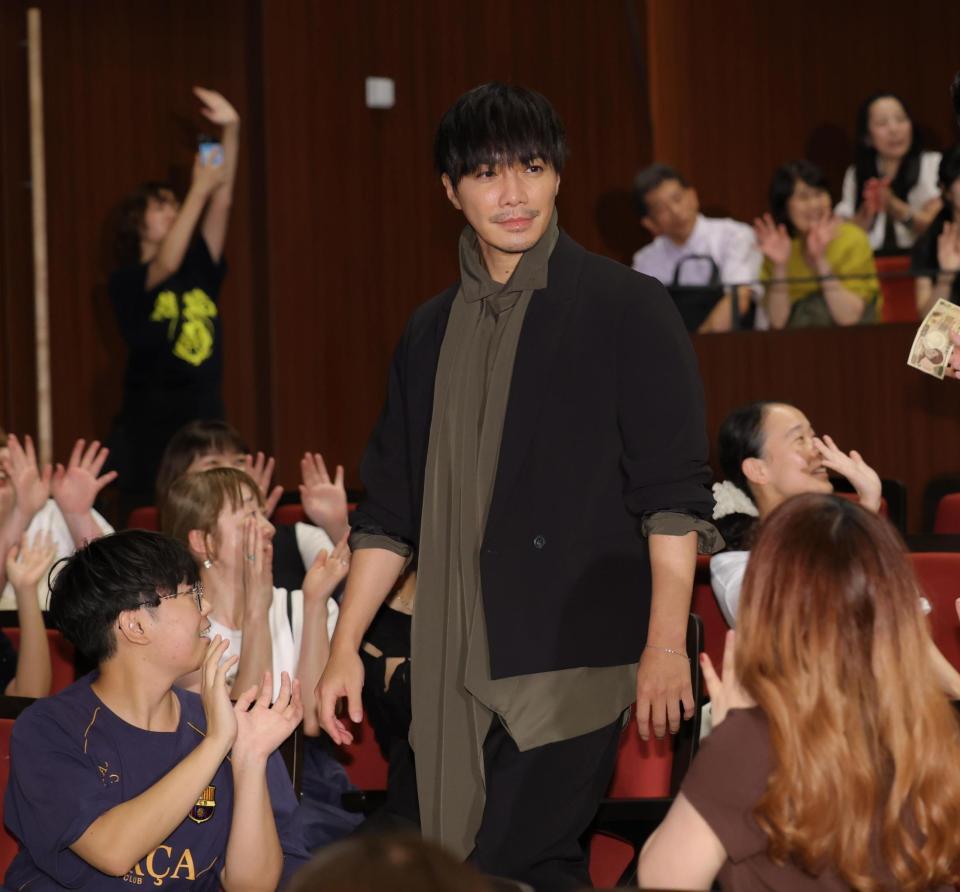 客席を通り登場した成宮寛貴（撮影・吉澤敬太）