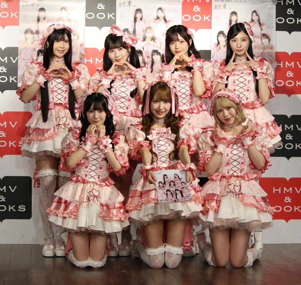 ポーズを決める（上段左から）北川愛乃、井上瑠夏、坂本真凛、石黒友月、（下段左から）倉島杏実、野村実代、佐藤佳穂