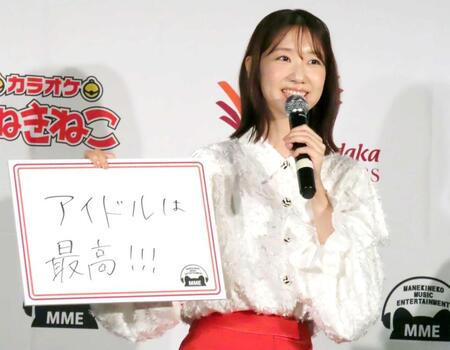　笑顔でトークする柏木由紀