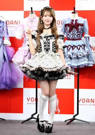 　ポーズをとる＝ＬＯＶＥ・大谷映美里