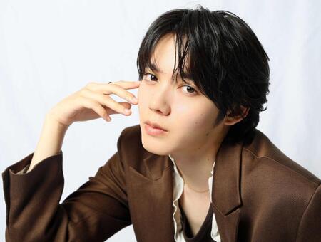 クールにポーズを決める小泉光咲（撮影・石井剣太郎）