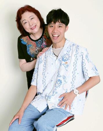 笑顔でポーズをとる穴水佑輔（右）と丸山圭子（撮影・棚橋慶太）