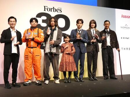 セレモニーに出席した（左から）福永祐一氏、蓮見大聖氏、Ｐｅｔｅｒｐａｒｋｅｒ６９のＪｅｔｅｒ、永尾柚乃、ＹＵＭＥＫＩ、津田通隆氏、小田凱人選手