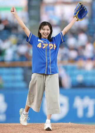 ファーストピッチを務める黒島結菜（撮影・金田祐二）