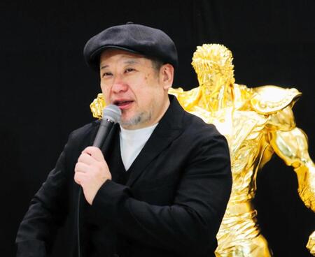 ケンシロウ等身大黄金像の前で「北斗の拳」について語るケンドーコバヤシ