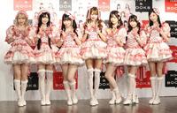 ポーズを決める（左から）佐藤佳穂、北川愛乃、井上瑠夏、野村実代、坂本真凛、倉島杏実、石黒友月