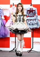 　ポーズをとる＝ＬＯＶＥ・大谷映美里