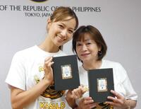 実母と写真撮影に応じる高橋ユウ（左）
