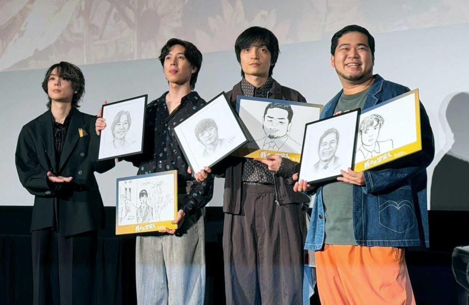 　門脇康平監督（左端）から似顔絵をプレゼントされた（右から）松井ケムリ、岡山天音、坂東龍汰