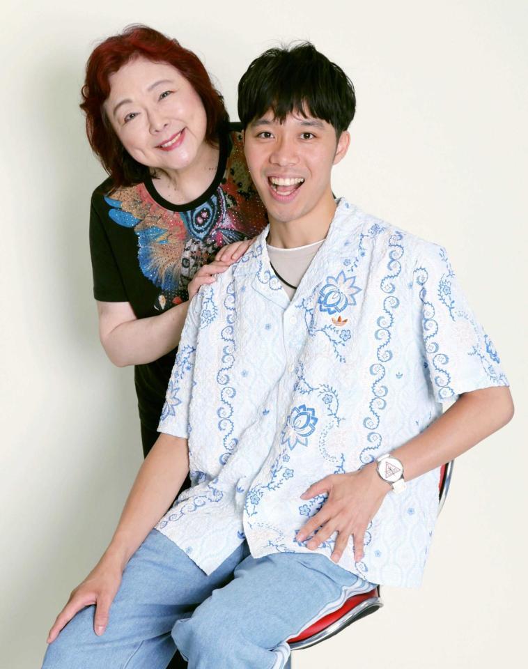 笑顔でポーズをとる穴水佑輔（右）と丸山圭子（撮影・棚橋慶太）