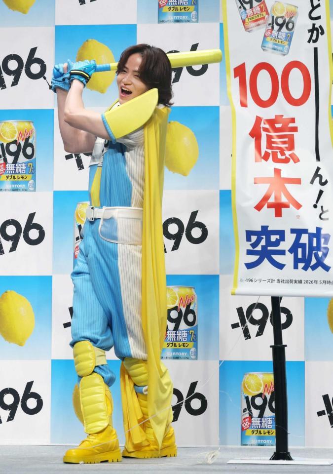 フルスイングでくす玉割りを行った菊池風磨（撮影・佐々木彰尚）