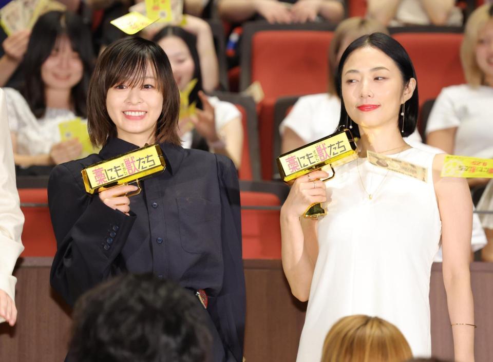 笑顔で登場した森七菜（左）とＭＥＧＵＭＩ（撮影・吉澤敬太）