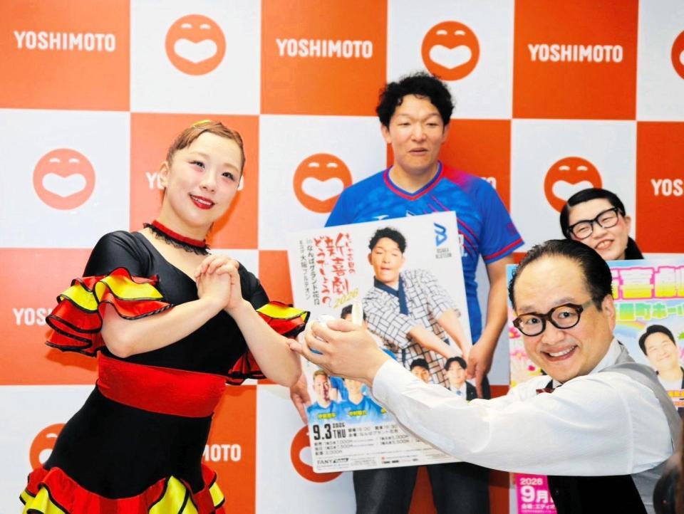 「りくりゅう」のプロポーズを再現した森田まりこ（左）、松浦真也