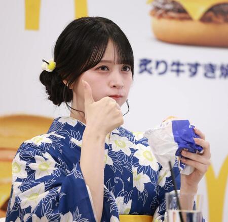 試食する＝ＬＯＶＥ・佐々木舞香（撮影・石井剣太郎）