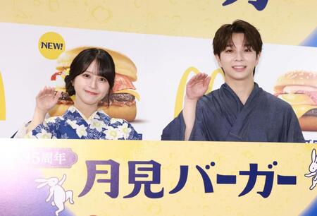 ポーズをとる＝ＬＯＶＥ・佐々木舞香とＭ！ＬＫ・塩﨑太智（右）＝撮影・石井剣太郎