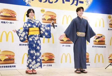 登壇した＝ＬＯＶＥ・佐々木舞香とＭ！ＬＫ・塩﨑太智（右）＝撮影・石井剣太郎