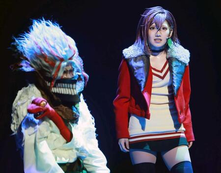 熱演する村山彩希（右）＝撮影・石井剣太郎