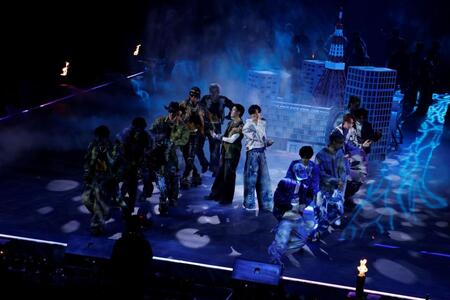 オープニングで集合してパフォーマンスするＦＡＮＴＡＳＴＩＣＳ、ＰＳＹＣＨＩＣＳ　ＦＥＶＥＲ