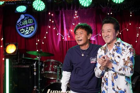 共演した浜田雅功（左）と大友康平