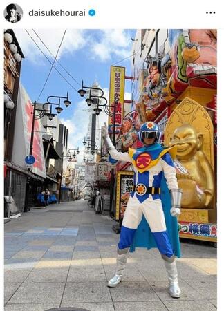 「天気マン」に変身！蓬莱大介さんのインスタグラム＠ｄａｉｓｕｋｅｈｏｕｒａｉ（８月２１日付）より