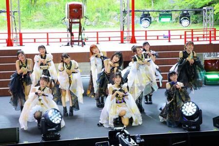 山梨・河口湖ステラシアターで屋外ワンマンライブを開催したつばきファクトリー