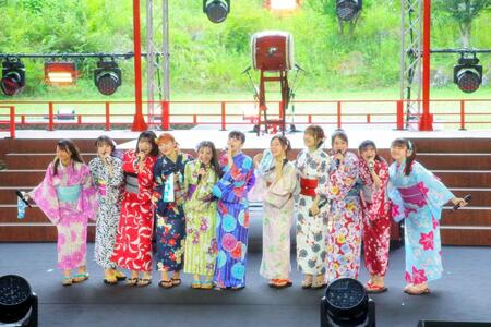 山梨・河口湖ステラシアターで屋外ワンマンライブを開催したつばきファクトリー