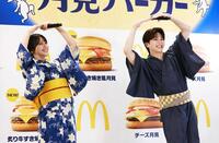 ジェスチャーゲームに挑戦する＝ＬＯＶＥ・佐々木舞香とＭ！ＬＫ・塩﨑太智（右）（撮影・石井剣太郎）　