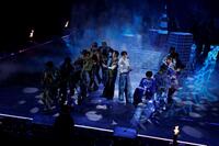オープニングで集合してパフォーマンスするＦＡＮＴＡＳＴＩＣＳ、ＰＳＹＣＨＩＣＳ　ＦＥＶＥＲ