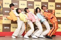 ポーズをとるモナキの（左から）じん、おヨネ、ケンケン、サイカJr.、純烈の酒井一圭（撮影・園田高夫）