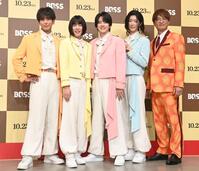 公開アフレコに参加したモナキの（左から）じん、おヨネ、ケンケン、サカイJr.、純烈の酒井一圭（撮影・園田高夫）