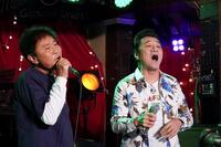 熱唱する浜田雅功（左）と大友康平