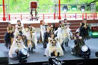 山梨・河口湖ステラシアターで屋外ワンマンライブを開催したつばきファクトリー