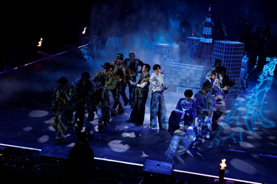 オープニングで集合してパフォーマンスするＦＡＮＴＡＳＴＩＣＳ、ＰＳＹＣＨＩＣＳ　ＦＥＶＥＲ