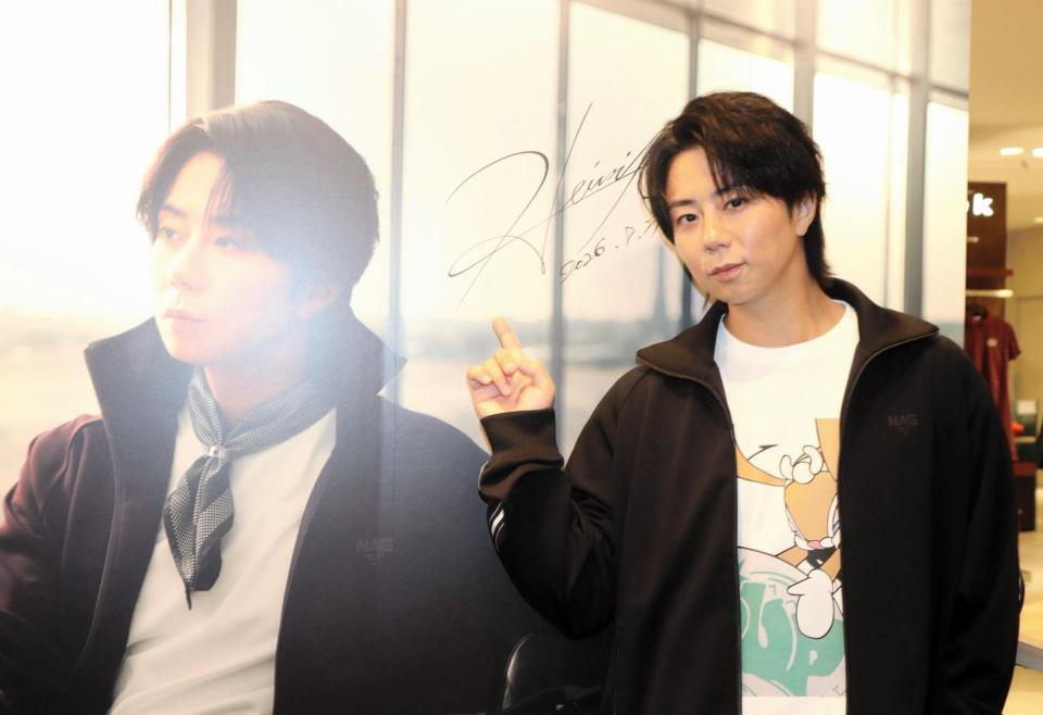 「ｎｅｗａｒｔ　ＧＩＮＺＡ【ＮＡＧ】」大阪ポップアップストアの店内特設ビジュアルにサインする北山宏光