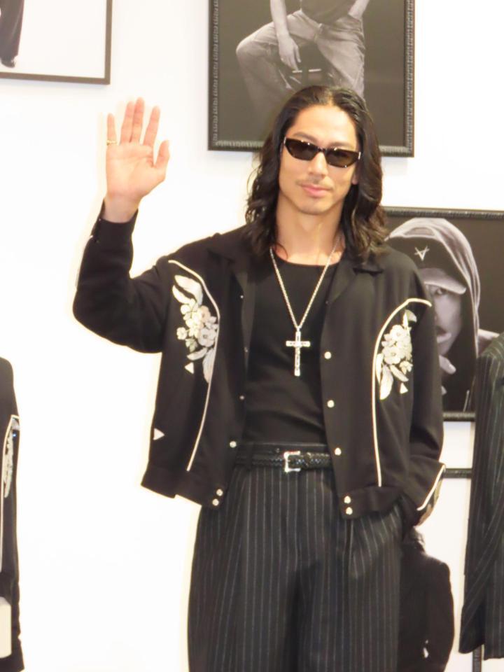 内覧に出席したＥＸＩＬＥ　ＡＫＩＲＡ